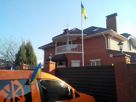 Автомайдановцы пикетировали имение Яценюка