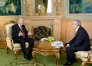 Лукашенко о Януковиче: ну какой он для меня Президент? В резиденции сидеть, упиваться своей властью, а когда трудно, тогда сбежать?