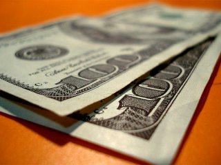 Доллар на межбанке чуть стабилизировался