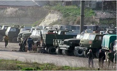 В Крыму российские военные мешают вывозить технику