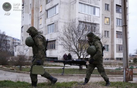В Симферополе "самооборона" под прикрытием окупантов начала проводить зачистку мест проживания украинских военослужащих