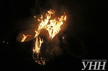 Шины на Грушевского зажгли, поскольку неизвестные сегодня трижды пытались разобрать баррикады