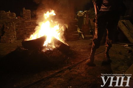 Шины на Грушевского зажгли, поскольку неизвестные сегодня трижды пытались разобрать баррикады