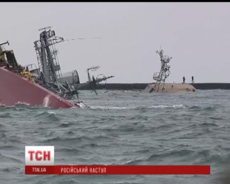 Украинские моряки в Донузлаве защищают свои корабли с гранатами в руках