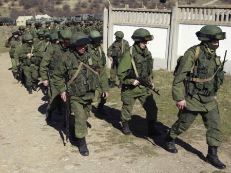 «Самооборона» Крыма, прикрывшись женщинами, штурмует штаб ВМС Украины