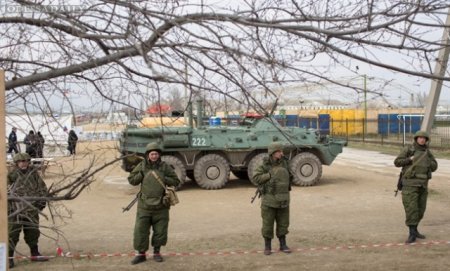 Солдаты РФ с помощью трактора ворвались на военно-морскую базу Украины