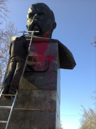 В Херсоне неизвестные облили краской памятник Шевченко