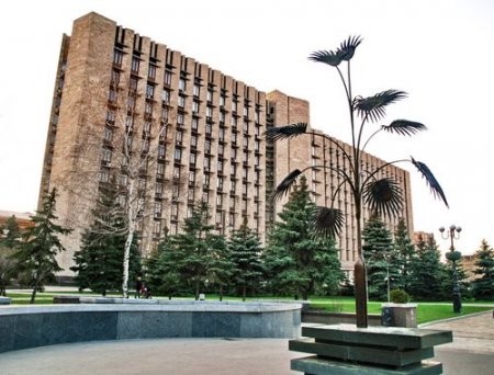 На зданиях государственной, областной и городской коммунальной собственности Донбасса требуют вывесить государственные флаги