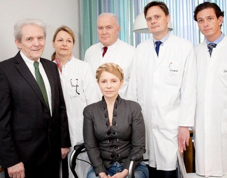 Тимошенко стесняется выходить на люди, потому что прихрамывает