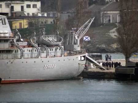 Три заблокированы в Севастополе украинские корабли подняли российские флаги