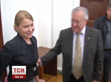 Тимошенко, опираясь на костыль, пришла в Раду