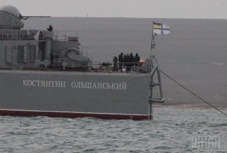 Морякам "Константина Ольшанского" предлагают взятки и угрожают штурмом