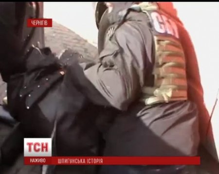 Задержанный российский шпион прятал на спине два кинжала