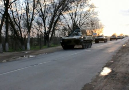 Колонна российской военной техники выдвинулась в Феодосию