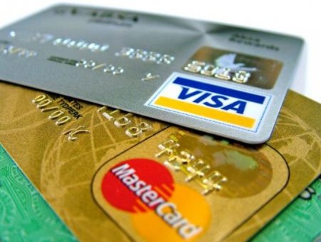 Visa и MasterCard заблокировали операции по картам двух российских банков