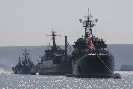 Родные украинских моряков требуют эвакуировать их из Крыма
