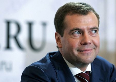 Медведев продолжает всем внушать, что Янукович легитимный президент