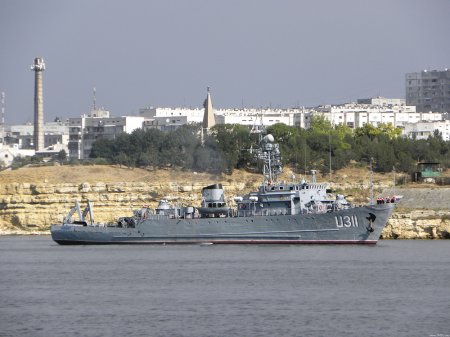 Украинском кораблю "Черкассы" не удалось вырваться из озера Донузлав