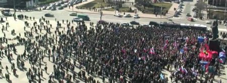 В Донецке 2000 человек требуют возвращения Януковича к власти
