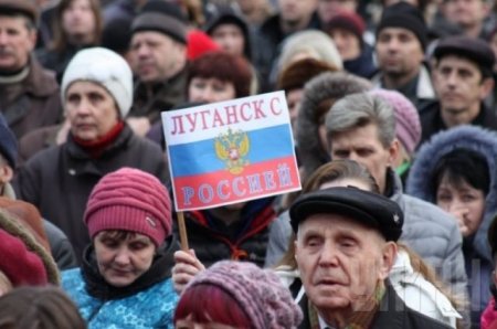 Около тысячи пророссийских активистов митингуют возле здания СБУ в Луганске