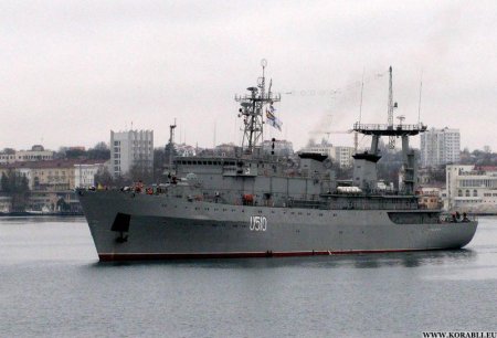 50 неизвестных громят украинский корабль "Славутич", раздаются выстрелы
