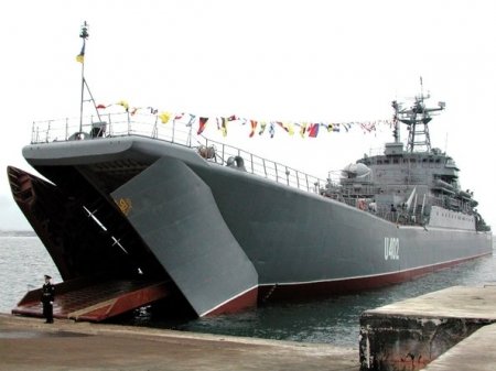 Боевую тревогу объявили на корабле "Константин Ольшанский", возможен штурм