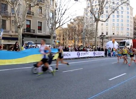Тысячи спортсменов в Барселоне поддержали Украину