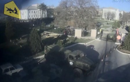 В сети появилось видео тарана ворот украинской части в Бельбеке