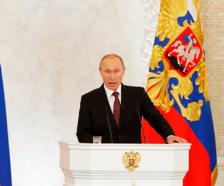 Путин поручил создать в оккупированном Крыму территориальные органы власти