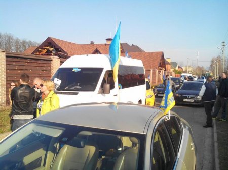 Сегодня активисты пикетировали имение премьер-министра Арсения Яценюка