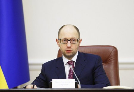 Яценюк запретил политикам вмешиваться в работу таможни и налоговой