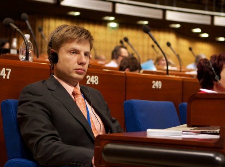 Делегат от Украины А.Гончаренко в зале Совета Европы выступал в футболке "PUTIN = HITLER"