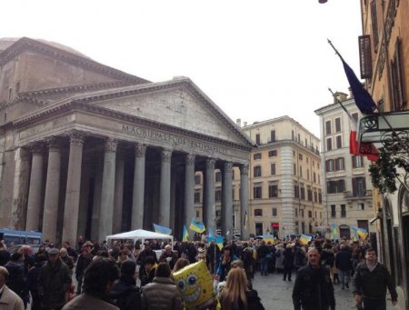 Украинцы в ​​Риме провели флешмоб "Украина это не Азия" под итальянским парламентом