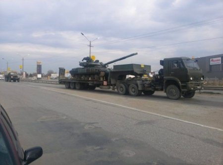 Украинские танки перевозят на север Крыма