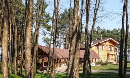 Журналистам показали охотничью резиденцию Януковича Сухолучье
