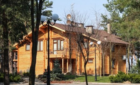 Журналистам показали охотничью резиденцию Януковича Сухолучье