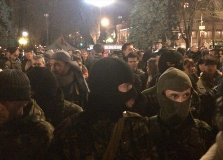 Митингующие штурмуют Раду(обновляется-трансляция) Митингующие штурмуют Раду(обновляется-трансляция)