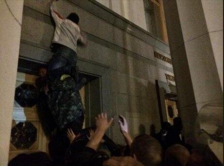 Митингующие штурмуют Раду(обновляется-трансляция) Митингующие штурмуют Раду(обновляется-трансляция)