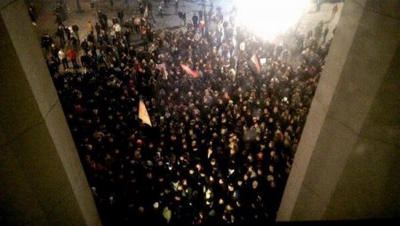 Митингующие штурмуют Раду(обновляется-трансляция) Митингующие штурмуют Раду(обновляется-трансляция)