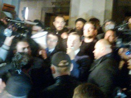 Митингующие штурмуют Раду(обновляется-трансляция) Митингующие штурмуют Раду(обновляется-трансляция)