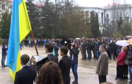 В Севастополе студенты проигнорировали поднятие флага и гимн РФ