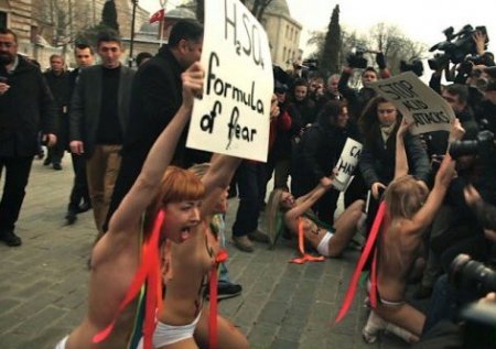 Активистки Femen устроили протест в Стамбуле