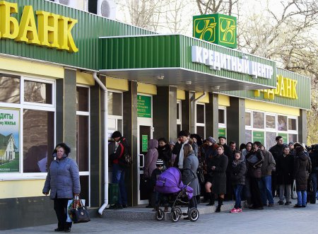 "Улучшения" по-крымски: хаос в ценах, пустые банки, очереди в несколько дней