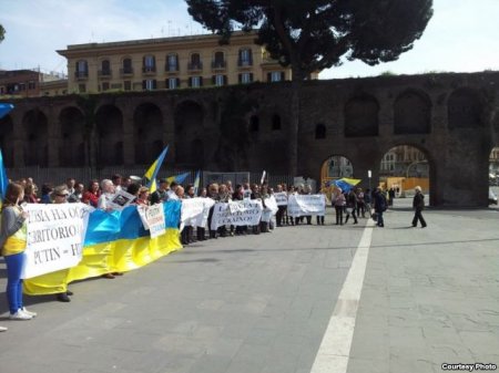 В Риме украинцы вышли на акцию с плакатом «Путин=Гитлер»