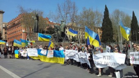 В Риме украинцы вышли на акцию с плакатом «Путин=Гитлер»