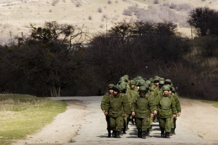 Россия продолжает стягивать войска в Крым - МИД