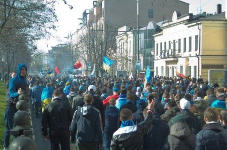 Фанаты "Днепра" и "Динамо" провели многотысячный марш в память "Небесной сотни"