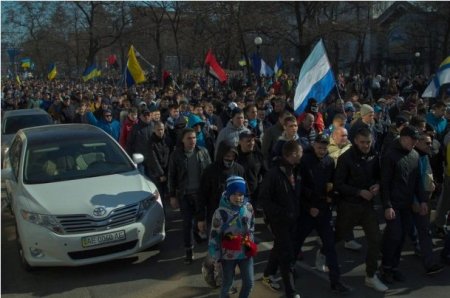 Фанаты "Днепра" и "Динамо" провели многотысячный марш в память "Небесной сотни"