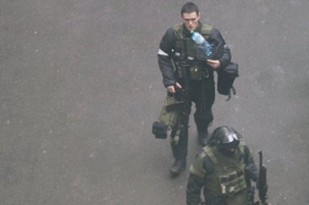 Опубликованы фото снайперов, возможно, стрелявших на Майдане