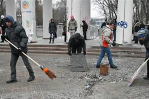 В Киеве на Грушевского разобрали часть баррикад